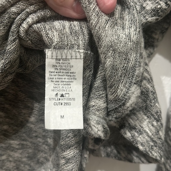 Hummingbird Sz  M blk/white crisscross front  V back l/s top NWOT - Picture 4 of 5